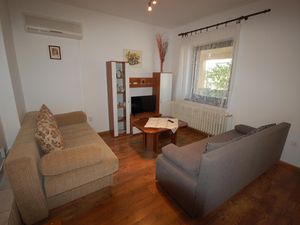 23535193-Ferienwohnung-5-Njivice-300x225-5