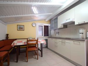 23768634-Ferienwohnung-4-Njivice-300x225-0