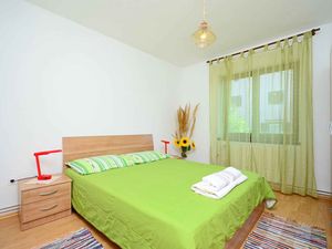 23967257-Ferienwohnung-5-Njivice-300x225-5