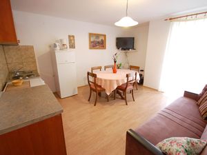 22920359-Ferienwohnung-4-Njivice-300x225-4