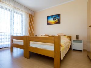 22920557-Ferienwohnung-3-Njivice-300x225-2