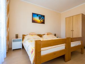 22920557-Ferienwohnung-3-Njivice-300x225-3