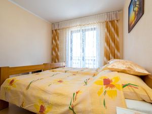 22920557-Ferienwohnung-3-Njivice-300x225-4