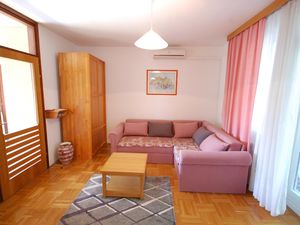 22920955-Ferienwohnung-4-Njivice-300x225-3