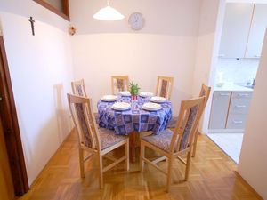 22920955-Ferienwohnung-4-Njivice-300x225-5