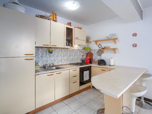 23556400-Ferienwohnung-5-Njivice-300x225-2