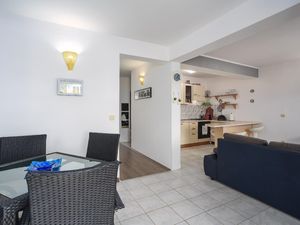 23556400-Ferienwohnung-5-Njivice-300x225-4