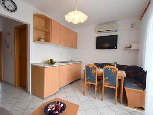 22308947-Ferienwohnung-4-Njivice-300x225-2