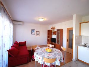 22922103-Ferienwohnung-4-Njivice-300x225-5