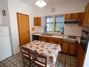 22922409-Ferienwohnung-5-Njivice-300x225-1