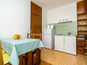 22922459-Ferienwohnung-4-Njivice-300x225-2