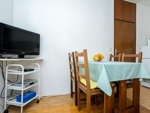 22922459-Ferienwohnung-4-Njivice-300x225-4