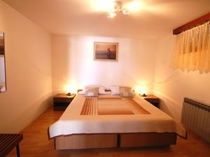 23535198-Ferienwohnung-2-Njivice-300x225-3