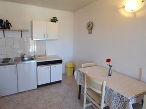 22289145-Ferienwohnung-3-Njivice-300x225-1