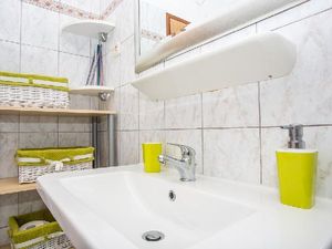 21749111-Ferienwohnung-7-Njivice-300x225-5