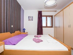 21749111-Ferienwohnung-7-Njivice-300x225-2