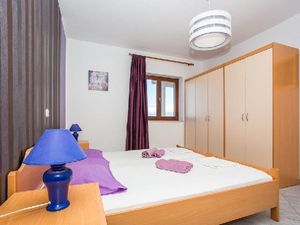 21749111-Ferienwohnung-7-Njivice-300x225-1