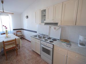 22919829-Ferienwohnung-6-Njivice-300x225-5