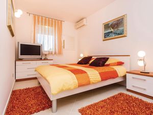 23726088-Ferienwohnung-4-Njivice-300x225-1