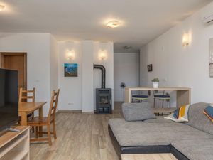 23726811-Ferienwohnung-6-Njivice-300x225-2