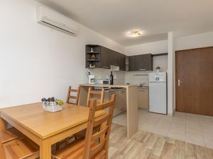 23726845-Ferienwohnung-5-Njivice-300x225-4