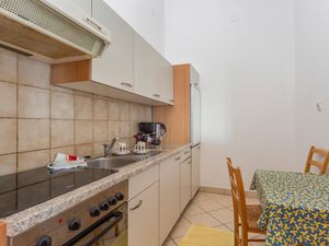 23740901-Ferienwohnung-4-Njivice-300x225-2