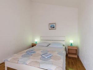 23740901-Ferienwohnung-4-Njivice-300x225-3