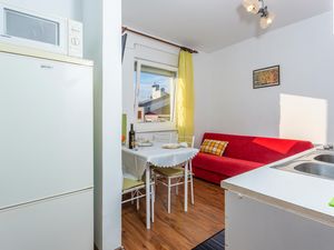 23765408-Ferienwohnung-3-Njivice-300x225-2