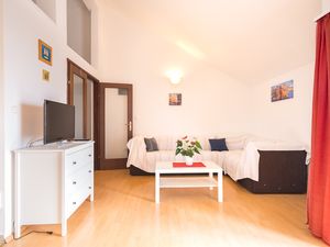 18322566-Ferienwohnung-4-Njivice-300x225-1