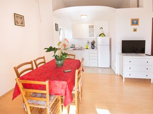 18322566-Ferienwohnung-4-Njivice-300x225-3