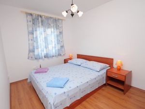 18322060-Ferienwohnung-4-Njivice-300x225-3