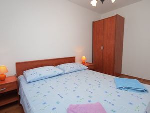 18322060-Ferienwohnung-4-Njivice-300x225-4