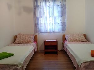 18322060-Ferienwohnung-4-Njivice-300x225-5