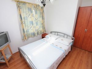 18322896-Ferienwohnung-2-Njivice-300x225-3