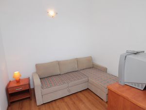 18322266-Ferienwohnung-2-Njivice-300x225-1