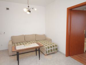 18323276-Ferienwohnung-2-Njivice-300x225-2