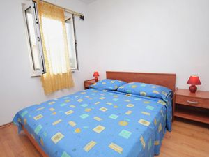 18322301-Ferienwohnung-2-Njivice-300x225-4