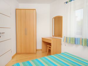 18559692-Ferienwohnung-4-Njivice-300x225-5