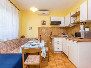 18923578-Ferienwohnung-4-Njivice-300x225-5