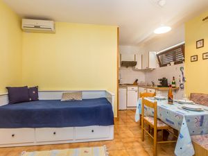 18923049-Ferienwohnung-4-Njivice-300x225-1