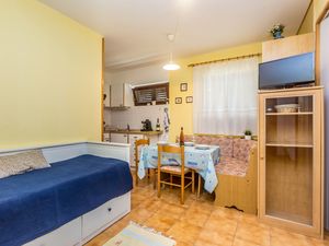 18923049-Ferienwohnung-4-Njivice-300x225-3