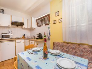 18923049-Ferienwohnung-4-Njivice-300x225-4