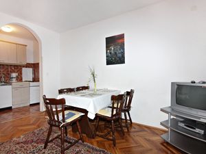 19126169-Ferienwohnung-6-Njivice-300x225-3