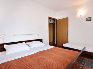 19126169-Ferienwohnung-6-Njivice-300x225-5