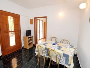 19129736-Ferienwohnung-4-Njivice-300x225-1