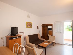 19127265-Ferienwohnung-4-Njivice-300x225-1