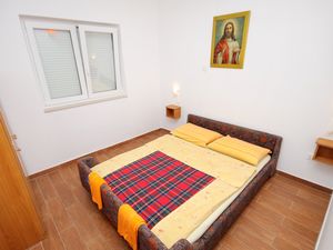 19127265-Ferienwohnung-4-Njivice-300x225-4