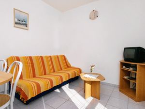 19126180-Ferienwohnung-4-Njivice-300x225-1