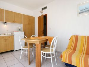 19126180-Ferienwohnung-4-Njivice-300x225-3