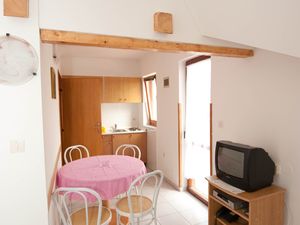 19128565-Ferienwohnung-4-Njivice-300x225-2